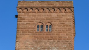 Die drei unteren Geschosse des Hauptturms stammen noch aus staufischer Zeit. Das Aufstockung um ein viertes Geschoss geht auf die Umbaupläne Esterers der Jahre 1937/38 zurück. Die Turmerhöhung wurde aber erst in den Jahren 1964-66 umgesetzt. Das neue Geschoss setzt sich farblich vom Restkörper des Turmes erkennbar ab. Trifels Hauptturm mit neuzeitlichem Obergeschoss aus Süden