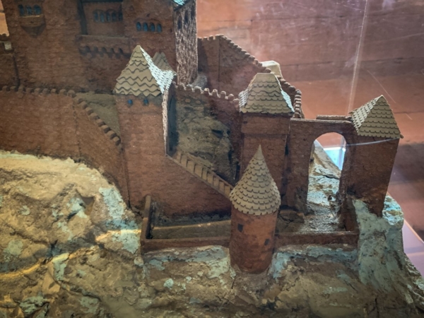 Das Modell ist nach seinen 1889 erschienen Rekonstruktionszeichnungen zum Trifels angefertigt. Seine Entwürfe wurden allerdings nicht umgesetzt. Stauferzeitlicher Trifels -Modell nach den Plänen von Essenwein 1889