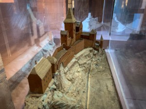 DDas Modell ist nach seinen 1889 erschienen Rekonstruktionszeichnungen zum Trifels angefertigt. Seine Entwürfe wurden allerdings nicht umgesetzt. Trifels-Modell nach den Plänen von Essenwein 1889