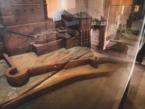 Modell nach den Plänen Rudolf Esterers aus dem Jahre 1938. In seinem Ausbauplan wich Esterer in vielen Fällen ganz bewusst ab vom historischen Bauzustand. Trifels-Modell nach den Plänen von Esterer 1938 (Vorburg)