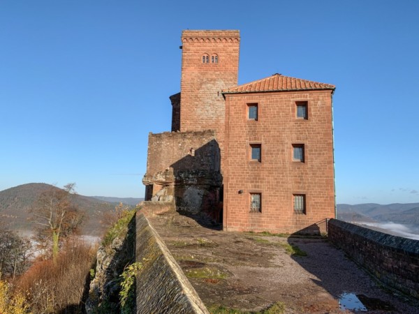 Von der südlichen Felsspitze blickt man auf die Kernanlage mit dem beherrschenden Hauptturm im Hintergrund, dem Wachthaus und dem neuzeitlichen Ersten Kastellanhaus. Der heute unbebaute Bereich auf der südlichen Felsspitze wird von niedrigen Brüstungsmauern der 1960er Jahre eingefasst. Heute unbebauter Bereich auf der südlichen Felsspitze