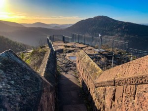 Das südliche Felsenriff des Trifels ist für Besucher zugänglich. Von hier aus hat man einen unverbauten grnadiosen Blick über die Höhen des Wasgaus. Die niedrigen Umfassungsmauern stammen aus den 1960er Jahren.