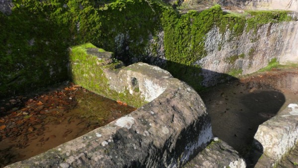 Das kleinere der beiden Becken liegt etwas höher und besitzt einen verschließbaren Durchlauf zum größeren Becken. Gespeist wurden die Becken vom Burghof aus durch eine in den Felsen gehauene Rinne auf der Westseite des Torweges. Zwei annähernd rechteckige Wassersammelbecken nahe des unteren Torturms