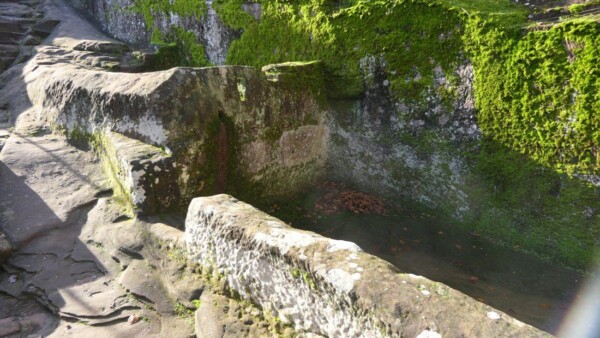 Nach Durchschreiten des unteren Burgtors liegen an der dem Kernfelsen zugewandten Seite zwei flache, aus dem Stein gemeiĆelte, Wasserbecken von annƤhernd rechteckiger Form. Das etwas hƶhe liegende, kleinere der beiden Becken, besitzt einen Durchlauf / Ćberlauf zum grƶĆeren Becken. In Stein gemeiĆelte Wasserbecken am unteren Burgtor mit Brauchwasser, z.B. ViehtrƤnke.