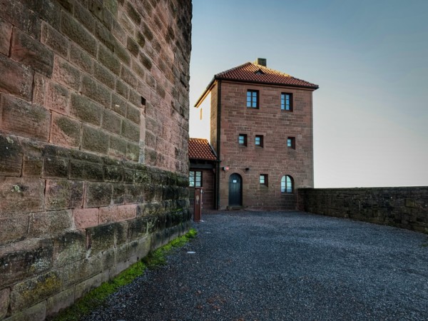 Bei den Kastellanshäusern handelt sich nicht um Rekonstruktionen ehemals bestehender Gebäude, sondern um Neubauten, die infolge der touristischen Erschließung des Trifels erforderlich wurden. Zweites Kastellanshaus in der Nordostecke der Burghofs des Trifels