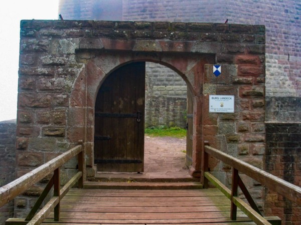 Frontseite des ehemals zweigeschossigen Brückenturms mit Zugbrücke.