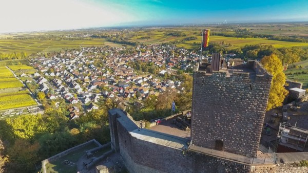 Bergfried mit Aussichtsplattform hoch über der Burg und dem Winzerdorf Klingenmünster