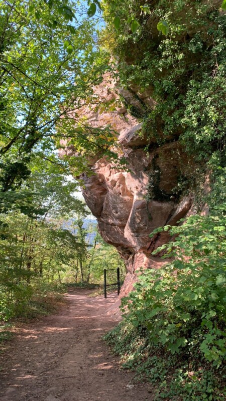 Der Burgweg verläuft unter dem überhängenden Felsstock hindurch und weiter entlang der Ostseite des Burgfelsens Burgwegverlauf unterhalb des Felsstocks von Burg Lindelbrunn