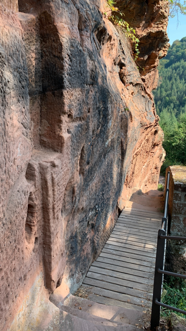Ehemalige Toranlage mit Zugbrücke auf der Felstreppe zur zweitene Ebene Der Felsspalt auf der Fesltreppe wurde einst mit einer Zugbrücke überdeckt
