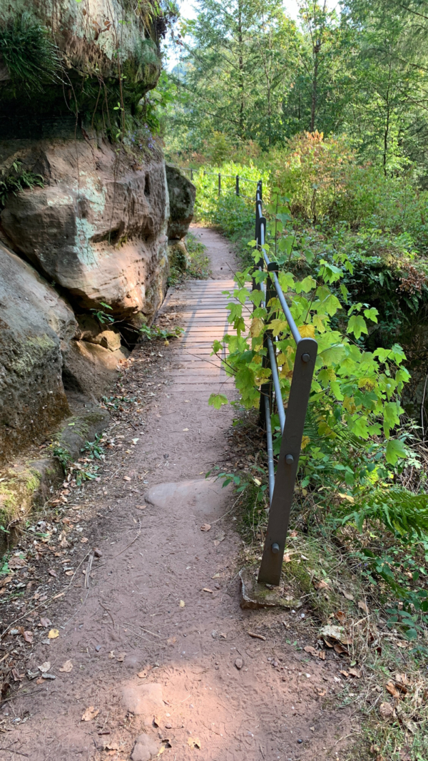 Ehemalige Toranlage mit Zugbrücke in der Schmalstelle vor der südlichen Unterburg Ehemalige Toranlage mit Zugbrücke in der Schmalstelle vor der südlichen Unterburg