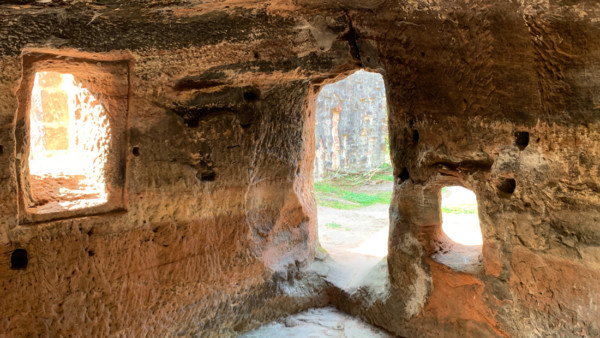 An der westlichen Seite der Wächterkammer sind mehrere Öffnungen, darunter eine Pforte in den Palasbau, zu sehen. Felsöffnungen auf der Westseite der Wächterkammer