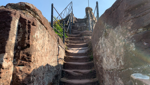 Eine weitere Felstreppe führt von den Wohnbauten der 2. Felsebener obersten Ebene des Burgfelsens Felstreppe auf Burg Blumenstein zum oberen Plateau des Burgfelsens