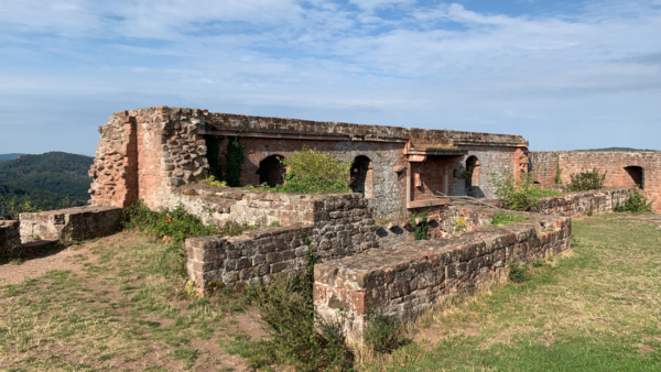 Der dominierende Bau auf Burg Lindelbrunn mit Maßen von 21 x 6m weist repräsentative Merkmale auf und ist daher als Palas anzusprechen. Hofseite des Palasbaus von Burg Lindelbrunn aus Osten