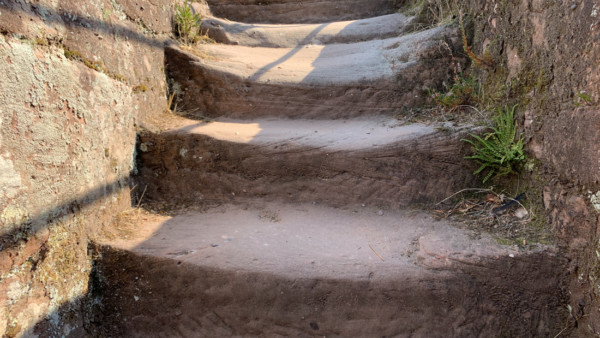 Eine weitere Felstreppe führt von den Wohnbauten der 2. Felsebene zur obersten Ebene des Burgfelsens. Stufen der in den Felsen eingemeiselten Felstreppe auf Burg Blumenstein