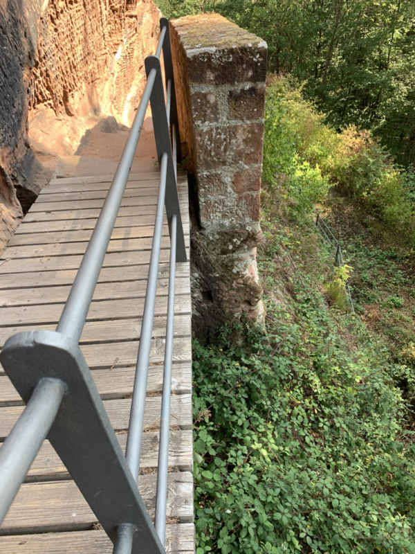 Künstlich verbreiterte Felsspalte für die Überdeckung mit einer Zugbrücke Künstlich verbreiterte Felsspalte für die Überdeckung mit einer Zugbrücke auf Burg Blumenstein