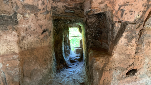 Lichtöffnung und Wandnische in der Nordseite der Wächterkammer Lichtöffnung in der Wächterkammer von Burg Blumenstein