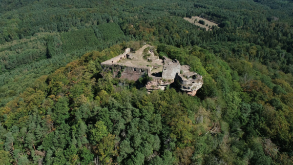 Luftbild der Südwestseite von Burg Lindelbrunn mit Blick auf Palasfront und Felsstock Luftbild der Südwestseite von Burg Lindelbrunn mit Blick auf Palasfront und Felsstock