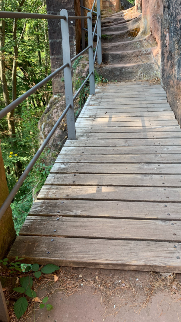 Der künstlich verbreiterte Felsspalt auf der Fesltreppe wurde einst mit einer Zugbrücke überdeckt Der Felsspalt auf der Fesltreppe wurde einst mit einer Zugbrücke überdeckt