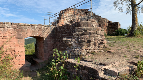 Ein sich an das nordwestliche Wohnhaus nach Osten anschließendes Gebäude war möglicherweise ein Stall. Von ihm stehen nur noch Teile der gesicherten Nordwand mit Balkenlöchern. Stallgebäude auf Burg Lindelbrunn