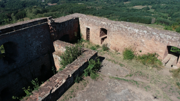 Der sich im Norden an den Palas anschließende Wohnbau hatte 2 Stockwerke und war das zweitgrößte Wohngebäude auf der Burg mit 22m Länge und 5m Breite. Stark rekonstruierter Wohnbau in der Nordwestseite von Burg Lindelbrunn