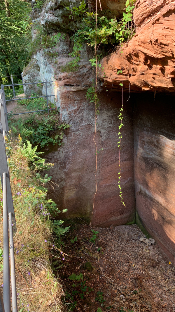 Tiefe Felskammer diente als Zisterne auf Burg Blumenstein Tiefe Felskammer diente als Zisterne auf Burg Blumenstein