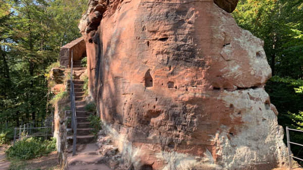 Die Unterburg von Burg Blumenstein erstreckte sich auf der Südost- und Ostseite der Gesamtanlage. Balkenlöcher an der Ostseite weisen auf eine Bebauung in Anlehnung an den Burgfelsen hin. Unterburg von Burg Blumenstein in der unteren Felsebene