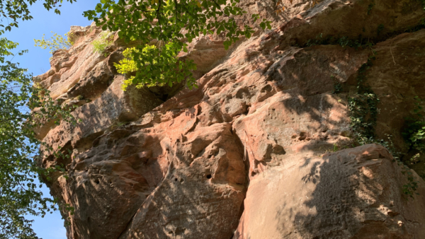 Unterhalb des Felsstocks im Süden der Burganlage Lindelbrunn Unterhalb des Felsstocks im Süden der Burganlage Lindelbrunn