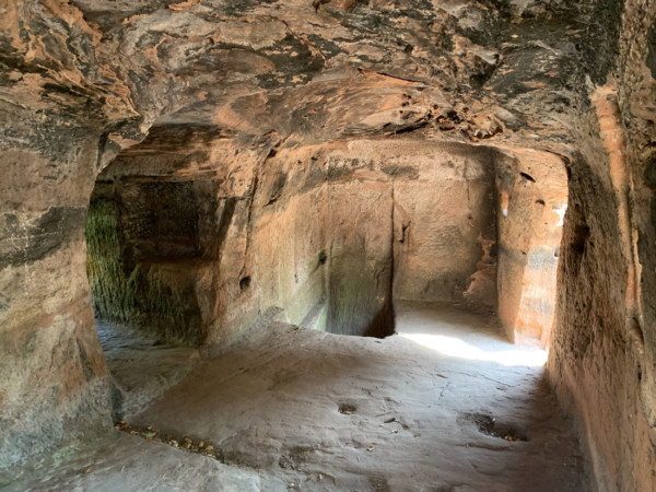 Die 8m x 4m große Felskammer der Torwächter nimmt die gesamte Breite des Burgfelsens ein. Wachraum der Torwächter auf Burg Blumenstein