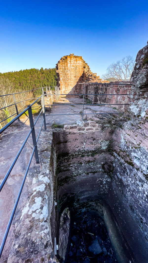 In der noerdlichen Oberburg, vor dem (abgegangenen) Bergfried, ist eine rechteckige Zisterne in den Abmessungen 2 x 3m erhalten. Sie ist links unten ausgebrochen d.h. stark beschädigt. Rechteckige Zisterne in der nördlichen Oberburg