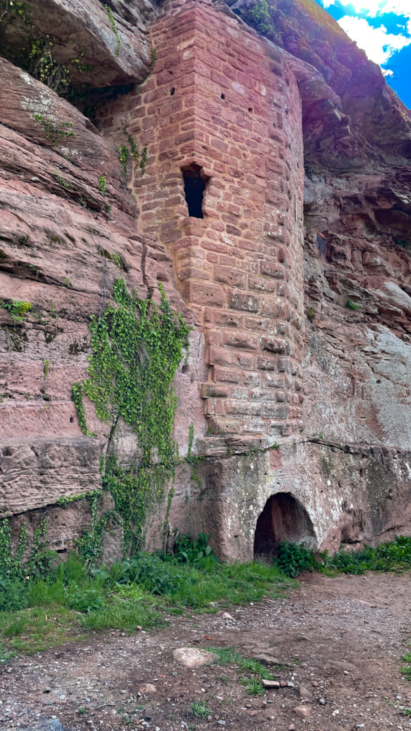 Brunnenturm an der Westseite des Kernfelsens
