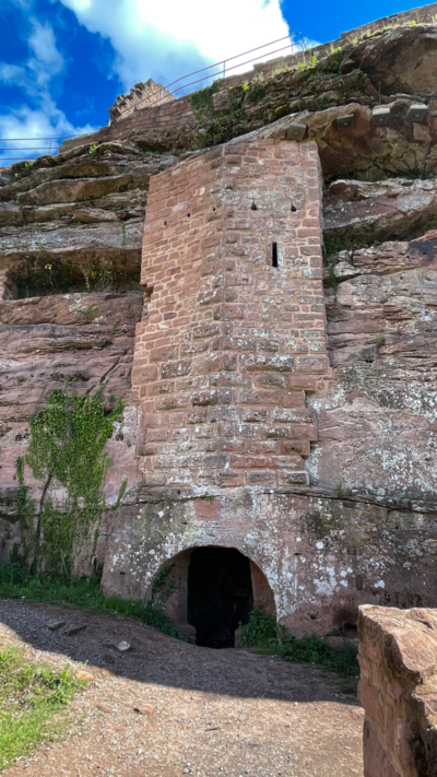 Brunnenturm vom Hof betrachtet