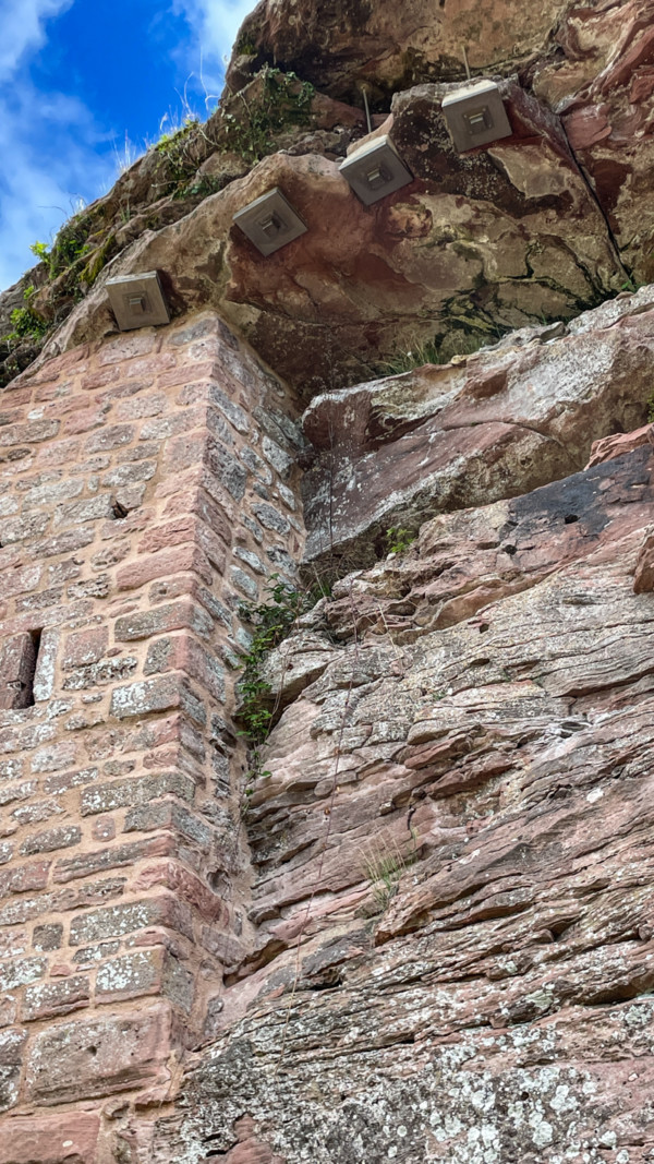 Bei den Sanierungsarbeiten der Burg in de 2010er Dekade wurde der überhängende Oberburgfelsen durch Stahlanker gesichert. Gesicherter Felsüberhang am Brunnenturm