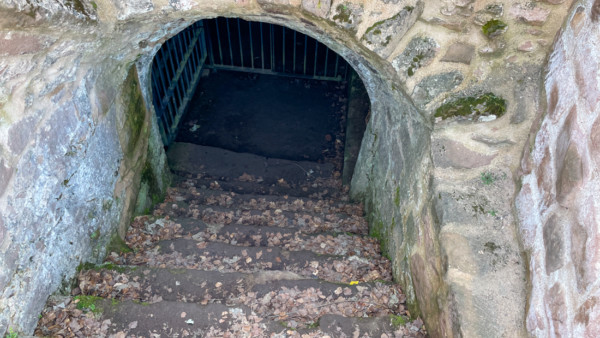 Der große tonnengewölbte Keller unter dem Steinernen Haus auf der Westseite der Unterburg war über eine Treppe auf der Nordseite erreichbar. Abgang zum tonnengewoelbter Keller des Steinernen Hauses