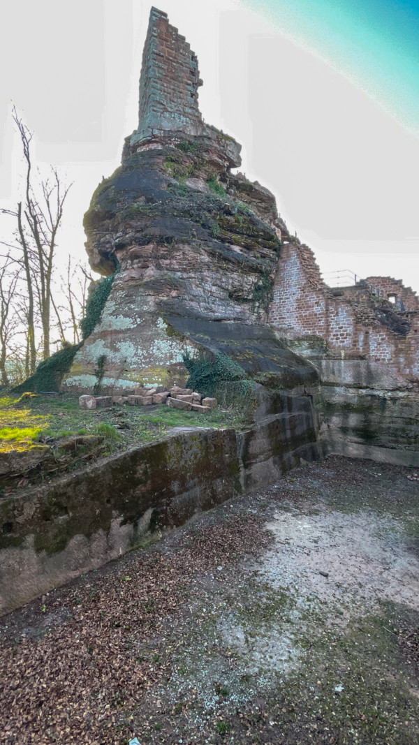 Neben dem Halsgraben sicherte noch eine Schildmauer die nördliche Unterburg. Abschluss Kernfelsen mit Schildmaueransatz und Halsgraben