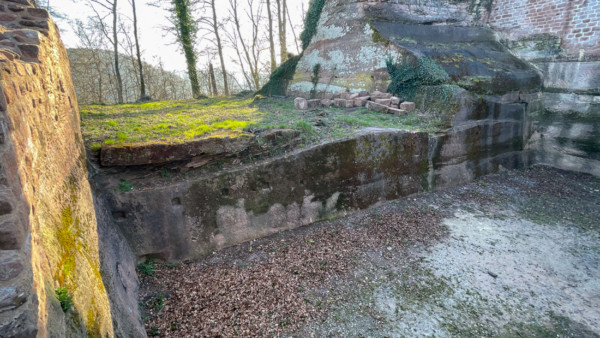 Mit der Erbauung des Zugangsweges durch die neue Doppeltoranlage wurde eine Vertiefung des "alten" Halsgrabens im tornahen Bereich erforderlich.. Älterer und tieferer jüngerer Halsgraben