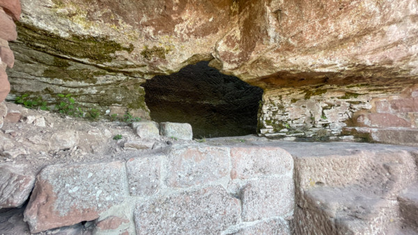 Blick auf die beschädigte Stelle im unteren Bereich der rechteckigen Zisterne auf der nördlichen Oberburg. Ausbruch im Bodenbereich der Zisterne auf der Oberburg