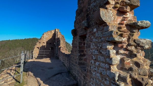 Der Nordteil der Oberburg wurde durch ein polygonales Wohngebäude eingenommen. Dessen Ostmauer über dem Modenbachtal ist noch in Teilen erhalten und an den Konsolsteinen lässt sich die Stockwerkeinteilung ableiten. Blick entlang der Ostmauer der südl Oberburg nach Norden