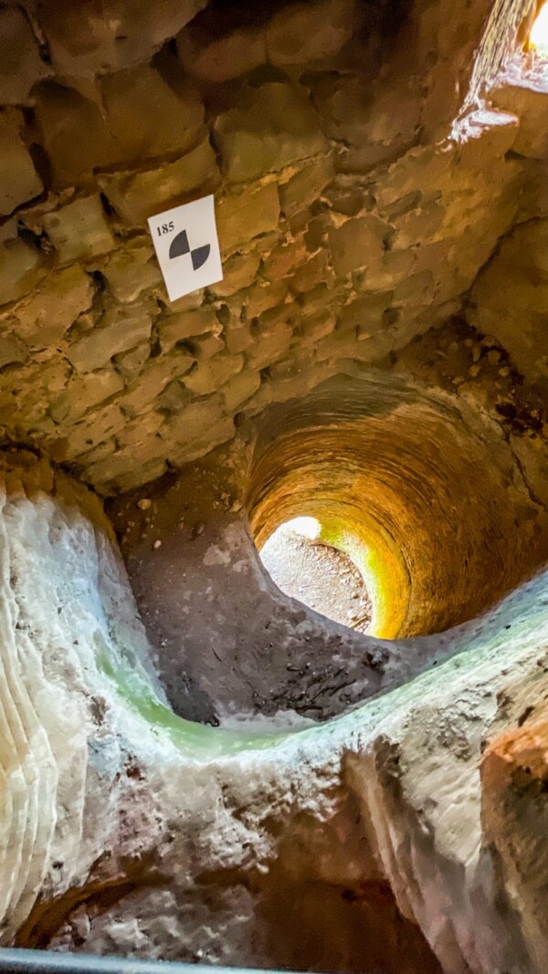 Direkt neben der Felskammer mit dem Tretrad befindet sich ein kleiner Felsabsatz, auf dem man beim Fördern Wassereimer abstellen konnte. Brunnenschacht mit Felsabsatz zum Abstellen von Eimern