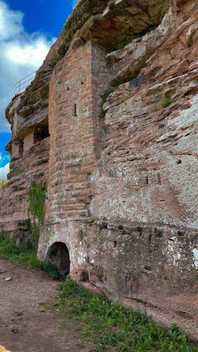 Der Brunnenturm gehört zu den interessantesten Bauelementen auf Burg Meistersel. Durch die rundbogige Öffnung konnte der Brunnenraum von der Unterburg aus betreten werden. Die sich hinter der Mauerverkleidung befindiche Brunnenröhre reicht von der Oberburg herab. Die Mantelmauer ist mittig einmal stumpfwinkelig gebrochen. Um den Knick finden wir mächtiges Buckelquadermauerwerk, während die übrige Ummantelung aus glatten Quadern besteht. Brunnenturm
