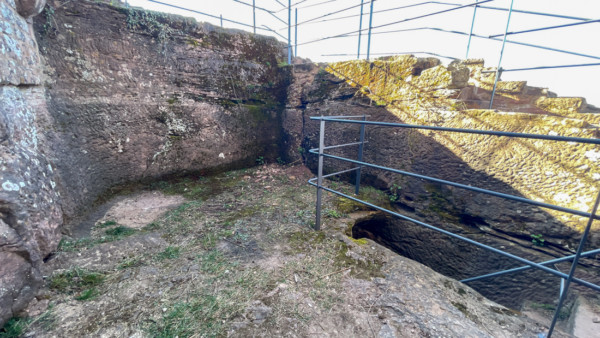 Der Keller des Südbaus wurde in den Felsen geschrotet. Ein Treppenabgang führt noch weiter in den ausgehöhlten Fels hinunter zur Brunnenkammer mit dem Brunnenschacht. Felskeller im UG des südlichen Palasbaus mit Treppenabgang