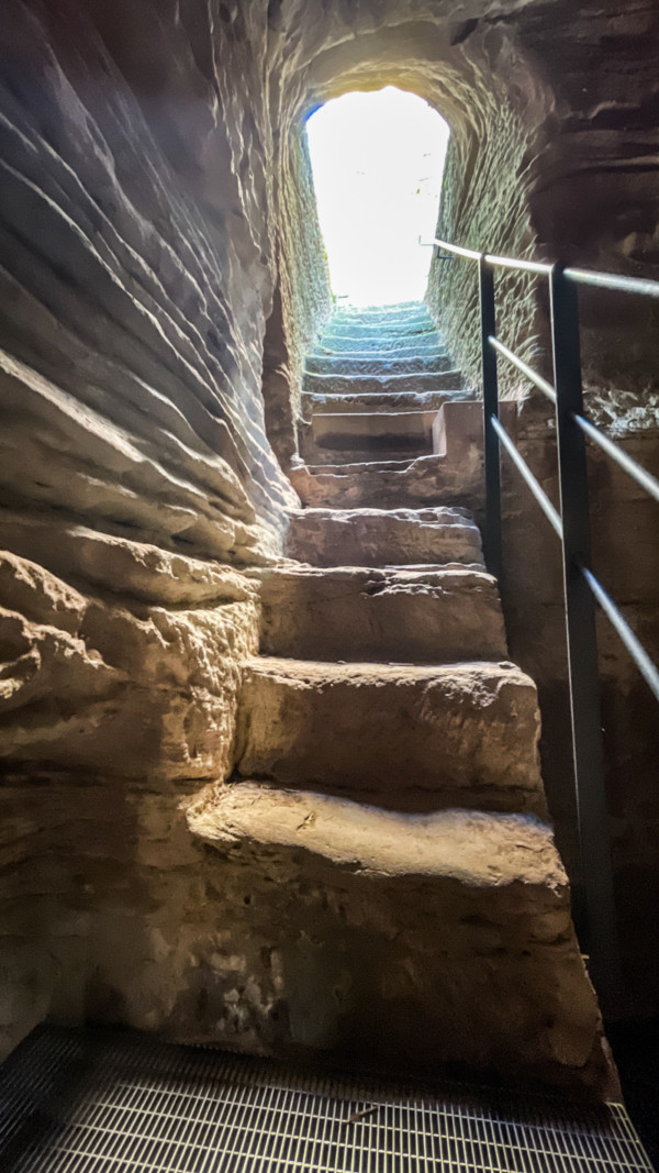 Vom Keller des Südbaus führt eine Felsentreppe hinab in eine Felskammer, die neben dem eigentlichen Brunnenschacht liegt. In dieser Kammer befand sich einst ein Brunnentretrad. Eine ähnliche Austiefung kennen wir auch vom Blumenstein, nur dass dort mit dem Tretrad eine kleine Zugbrücke betätigt wurde.