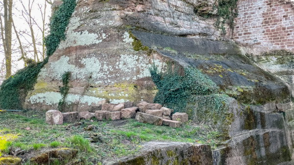 Mit der Erbauung des Zugangsweges durch die neue Doppeltoranlage wurde eine Vertiefung des "alten" Halsgrabens im tornahen Bereich erforderlich.. Glatter Fels am Älteren Halsgraben