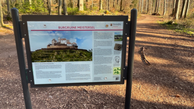 Rekonstruktionsversuch 1450
Quelle: Infomationsschild Burgruine Meistersel
Generaldirektion Kulturelles Erbe Rheinland-Pfalz
Direktion Burgen, Schlösser, Altertümer Informationstafel am Waldparkplatz