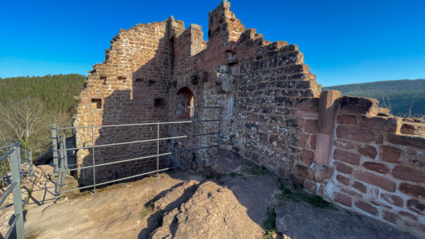 Der dreigeschossige Palas des Südbaus wurde bereits an anderer Stelle beschrieben. Im Bild erkennt man rechts die restaurierte Ostmauer des Mittelteils und die gefaste Wange eines Kamins. Der zweite Kaminpfeiler fehlt. Konsolsteine und zwei Wandschränke in der Palas-Nordwand