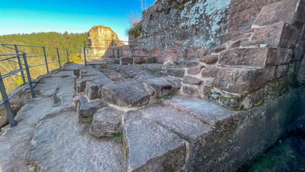 Zwischen Nord- und Südhälfte des Burgfelsens befand sich eine Scheidemauer., deren Reste heute noch zu erkennen sind. Der Nordteil trug 2 Wohngebäude, Reste der schildmauerförmig verstärkten Nordwand ragen noch auf und lassem die Geschosseinteilung erkennen. Mauerreste eines abgegangenen Bergfrieds in der Mitte der Oberburg