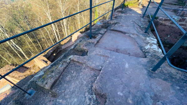 Der Burgfels ist ca. 50m lang und bis zu 9m breit. Er nahm zwei große Wohnbauten und eine Zisterne auf. Mittig stand auch noch im Hochmittelalter ein Turm, der allerdings später zurück gebaut wurde, um in den beengten Verhältnissen mehr Platz für die Ganerben zu schaffen. Auf der Westseite (links) sind keine Mauerreste vorhanden, so dass angenommen werden kann, dass die Bauten auf der Hofseite in Fachwerkbauweise errichtet waren. Platz eines abgegangenen Bergfrieds vor Zisterne in der Oberburg