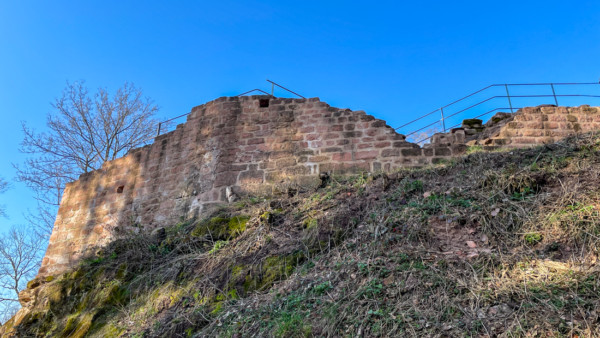 An der Südspitze der Burganlage befindet sich das Schnabeleck, ein polygonales Gebäude, von dem nur noch die unteren Mauerschichten erhalten sind. Möglicherweise war es wohnturmmäßig ausgebaut. Schnabeleck aus Osten