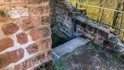 Der große tonnengewölbte Keller unter dem Steinernen Haus auf der Westseite der Unterburg war über eine Treppe auf der Nordseite erreichbar. Treppenabgang zum Keller des Steinernen Hauses