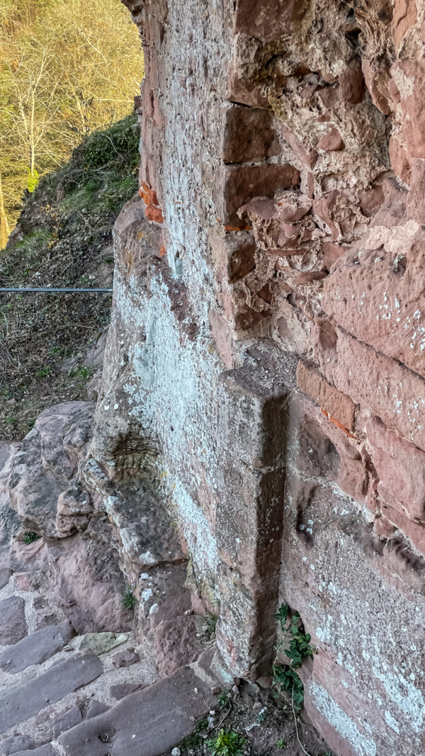 Über eine Felsentreppe gelangte man aus der Unter- in die Oberburg. Im unteren Bereich, nahe der Kehre, war die Treppe durch ein Tor abgesperrt. Es sind noch Türfalz und Riegellöcher erkennbar. Türfalz des unteren Tores am Treppenaufgang zur Oberburg