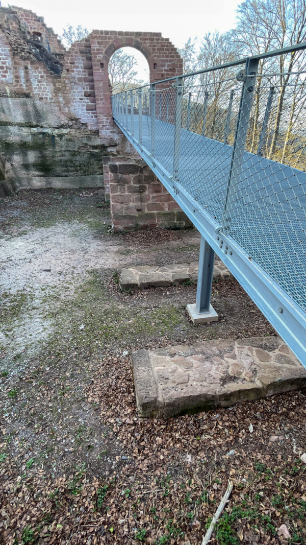 Ehemals ruhte die Brücke auf vier Pfeilern, deren Reste noch zu erkennen sind. Heute führt ein neuzeitlicher Metallsteg über den Halsgraben. Vier Pfeiler trugen die alte Brücke.